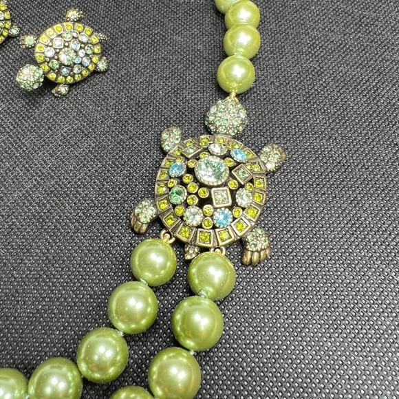 Heidi Daus Turtle Necklace & Earrings Set “Simply Irresistible” Green Crystals - Picture 5 of 14